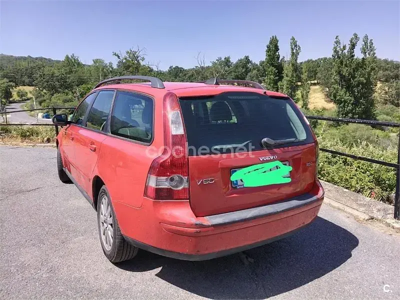 Usado Volvo V50 Momentum 136 CV (100 kW) 2007 Rojo Familiar
