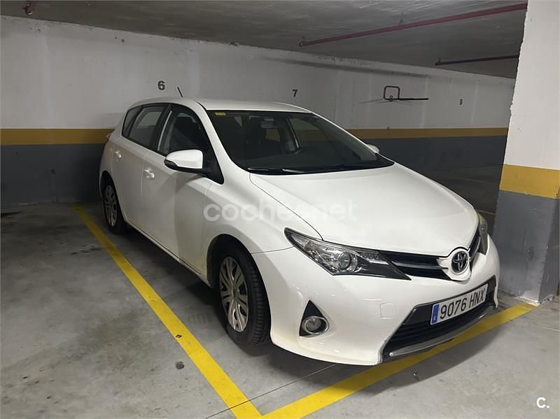 Usado Toyota Auris Active 126 CV (92 kW) 2013 Blanco Berlina