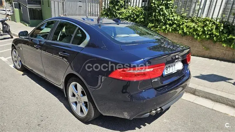 Usado Jaguar XE Portfolio 180 CV (132 kW) 2015 Azul Berlina