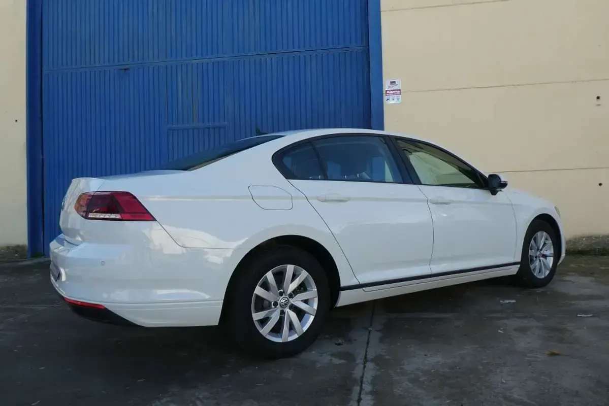 Usado VW Passat Business 120 CV (88 kW) 2020 Blanco Berlina