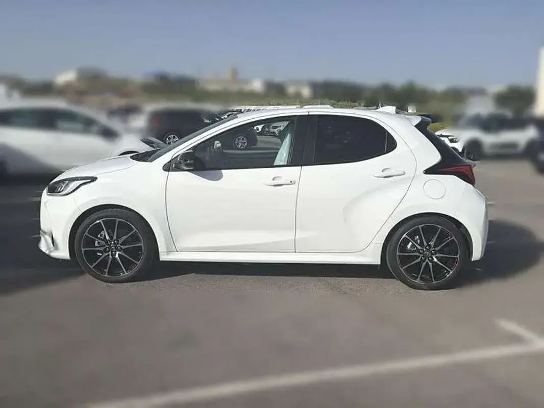 Usado Toyota Yaris Hybrid Plus 92 CV (67 kW) 2022 Blanco Berlina