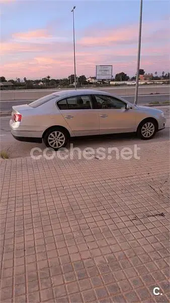 Usado VW Passat Advance 105 CV (77 kW) 2008 Gris / plata Berlina