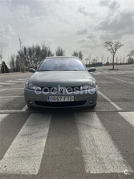 Usado Renault Laguna III Dynamique 135 CV (99 kW) 2007 Gris / plata Berlina