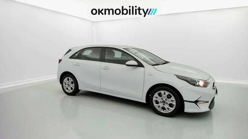 Usado Kia Ceed Edition 7 120 CV (88 kW) 2022 Casa white Utilitario