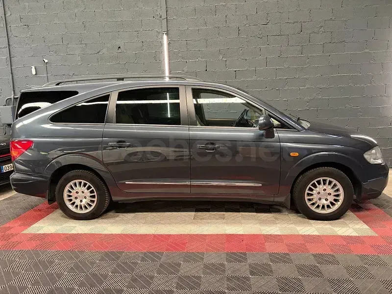 Usado SsangYong Rodius Limited 165 CV (121 kW) 2012 Gris / plata Monovolumen