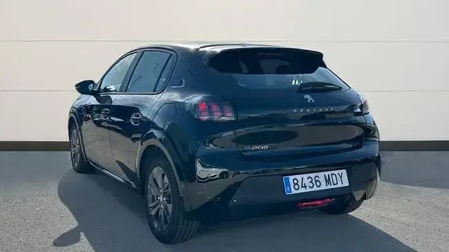Usado Peugeot e-208 Active 100 kW (136 CV) 2023 Negro Utilitario