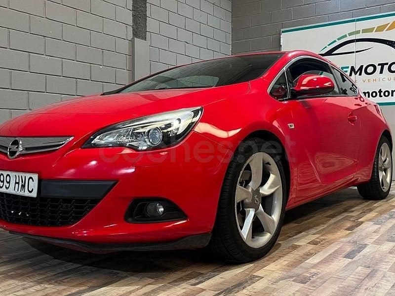 Usado Opel Astra GTC Sportive 140 CV (102 kW) 2012 Rojo Berlina