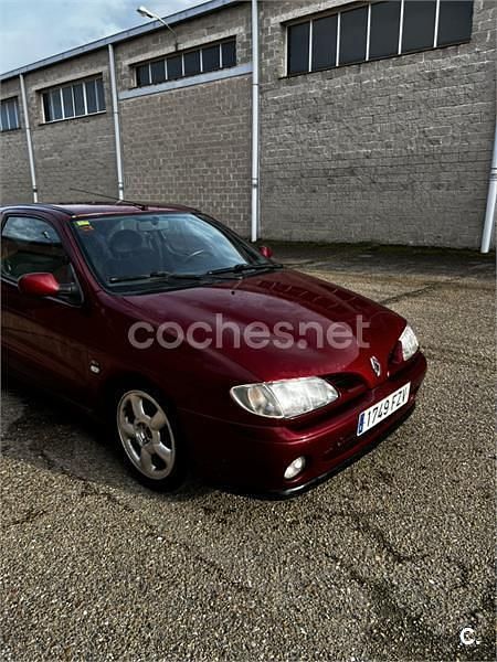 Usado Renault Mégane Coupé 150 CV (110 kW) 1996 Granate Coupe