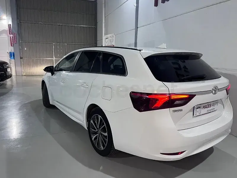 Usado Toyota Avensis Executive 143 CV (105 kW) 2016 Blanco Familiar