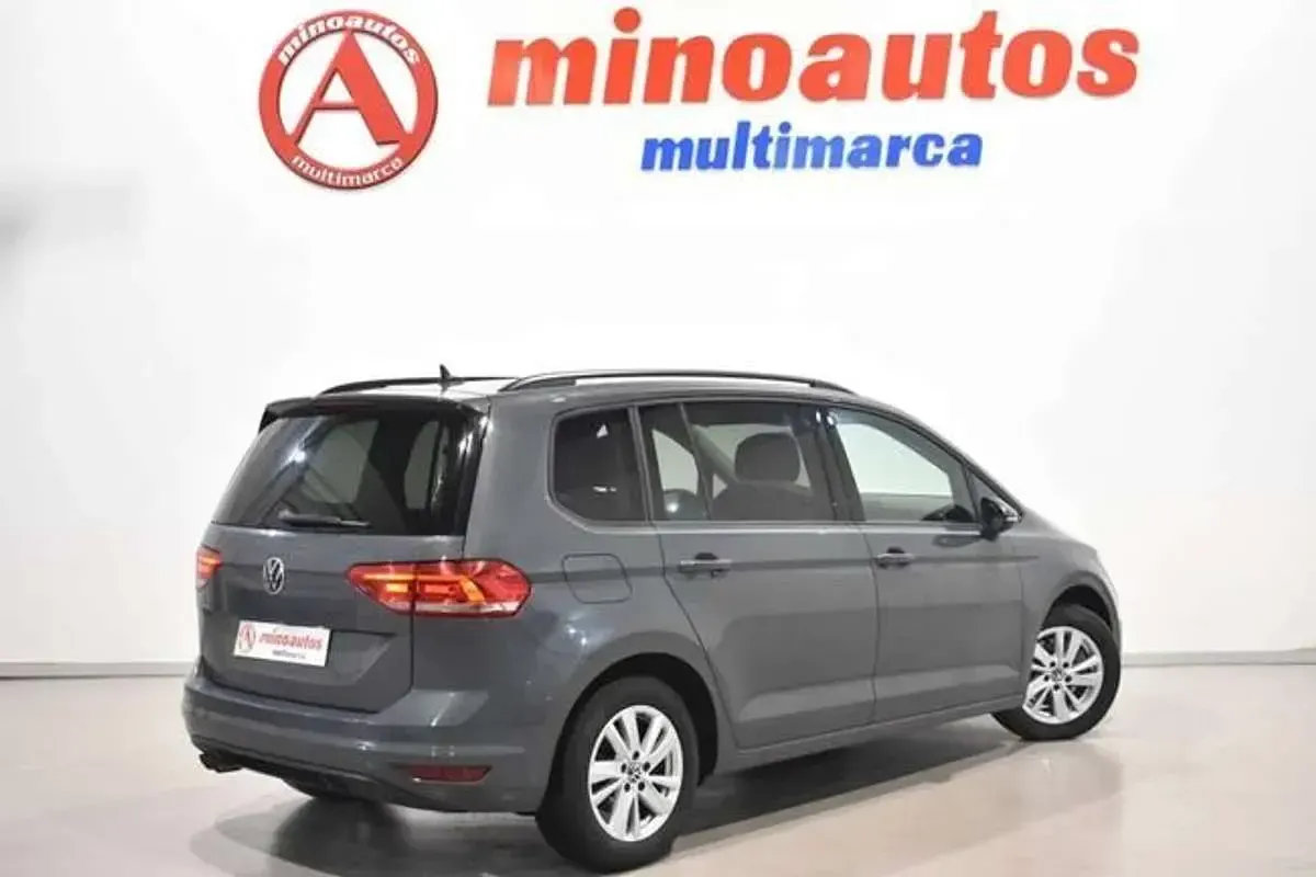 Usado VW Touran Business 150 CV (110 kW) 2021 Gris Monovolumen