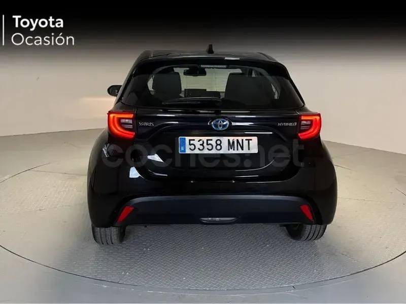Usado Toyota Yaris Hybrid Active 116 CV (85 kW) 2024 Negro Berlina