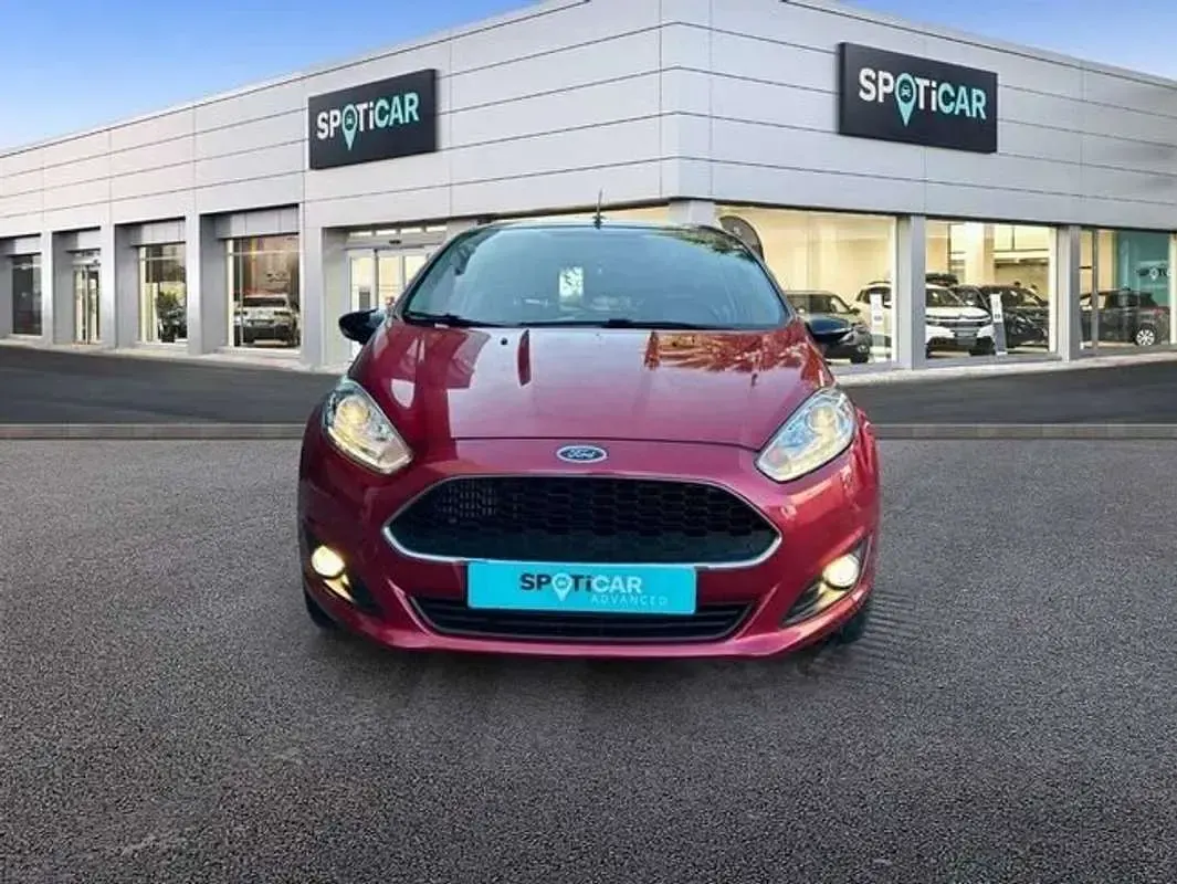 Usado Ford Fiesta Trend 86 CV (63 kW) 2017 Rojo Utilitario
