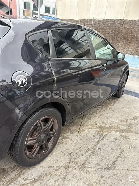 Usado Seat Leon Reference 105 CV (77 kW) 2011 Negro Utilitario