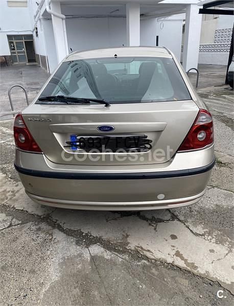 Usado Ford Mondeo Ghia 145 CV (106 kW) 2006 Beige Berlina