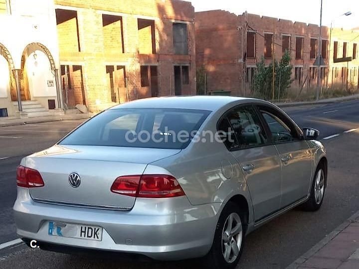 Usado VW Passat Advance 105 CV (77 kW) 2011 Gris / plata Berlina