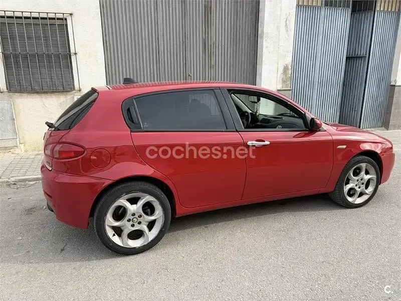 Usado Alfa Romeo 147 Impression 100 CV (73 kW) 2004 Rojo Utilitario