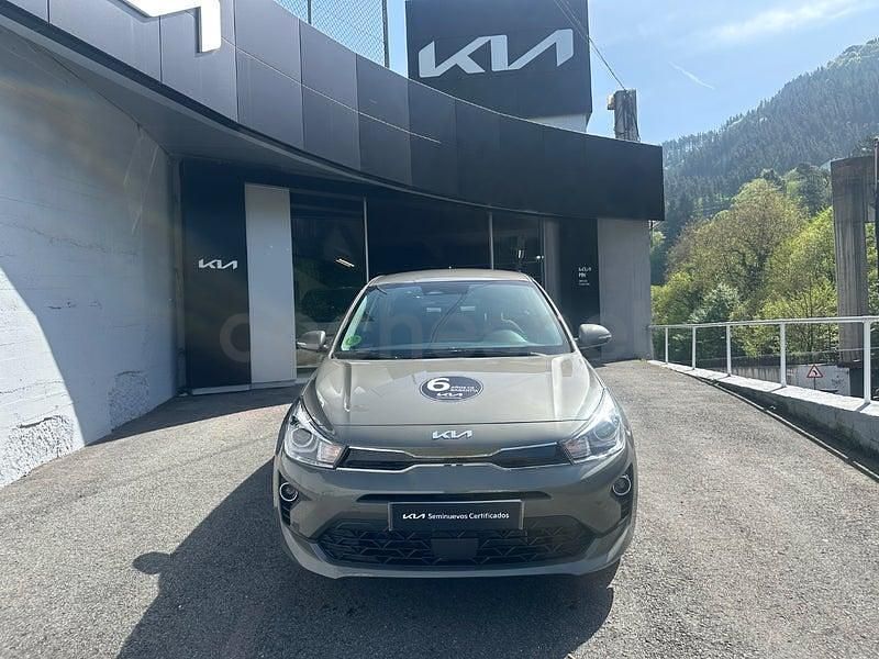 Usado Kia Rio 84 CV (61 kW) 2023 Gris / plata Berlina