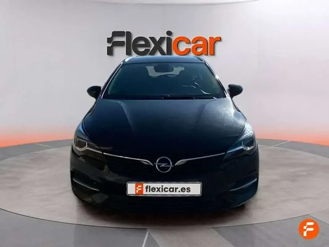 Usado Opel Astra Elegance 145 CV (106 kW) 2020 Negro Familiar