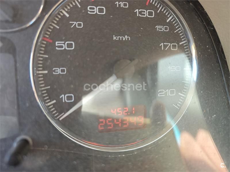 Usado Peugeot 307 136 CV (100 kW) 2007 Rojo Berlina