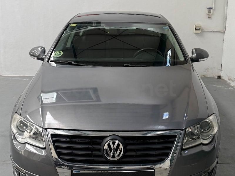 Usado VW Passat Highline 140 CV (102 kW) 2007 Gris / plata Berlina