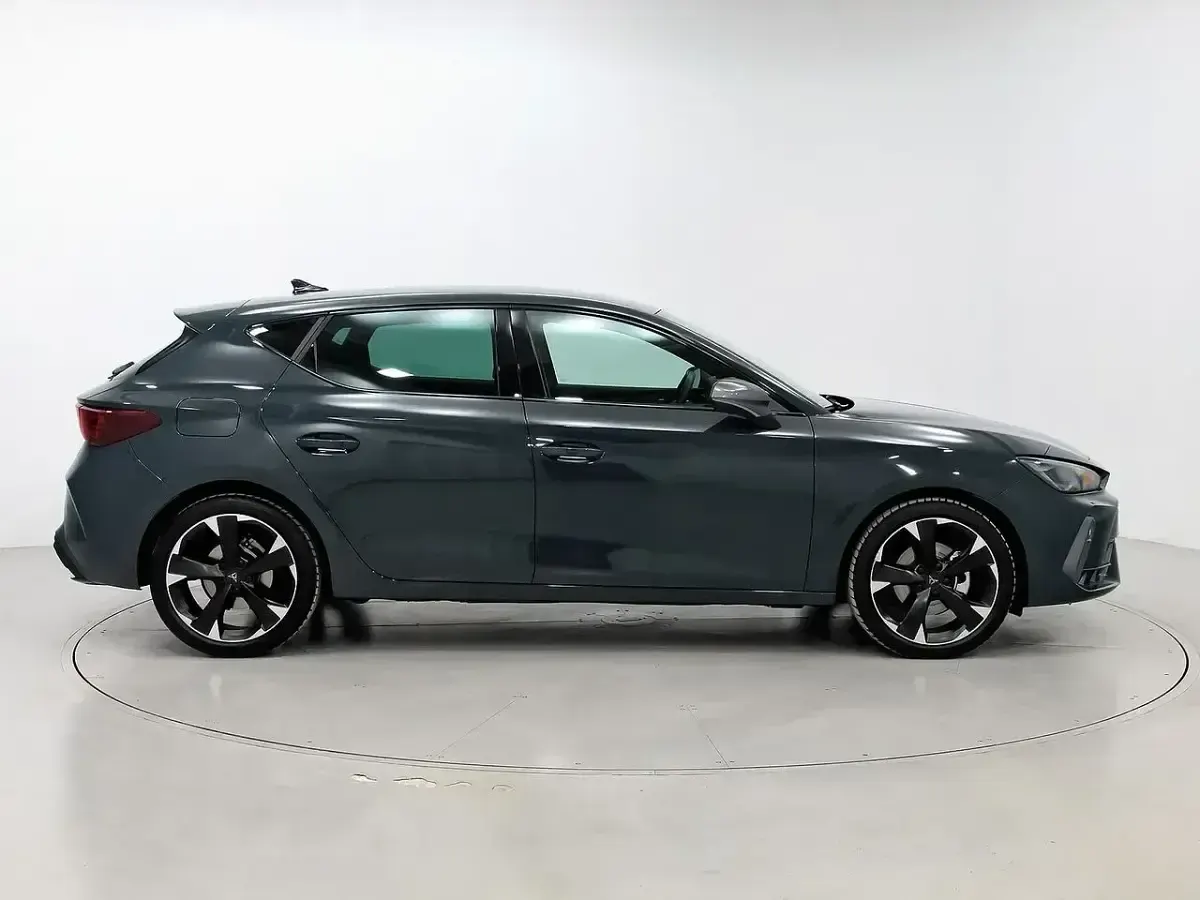 Usado Cupra Leon 150 CV (110 kW) 2024 Azul Berlina