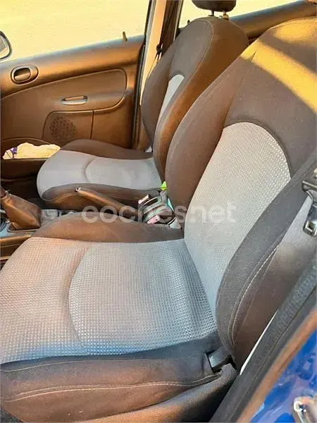 Usado Peugeot 206 70 CV (51 kW) 2004 Azul Berlina