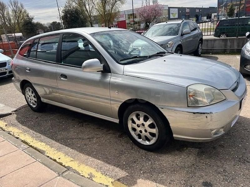 Usado Kia Rio 81 CV (59 kW) 2005 Gris / plata Berlina