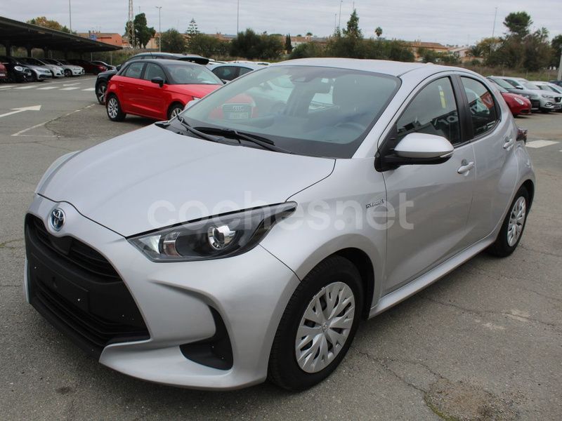Gris / plata Usado 2021 Toyota Yaris Hybrid Business Edition Berlina | 15.450 € (Buen precio) - Imagen 1/4