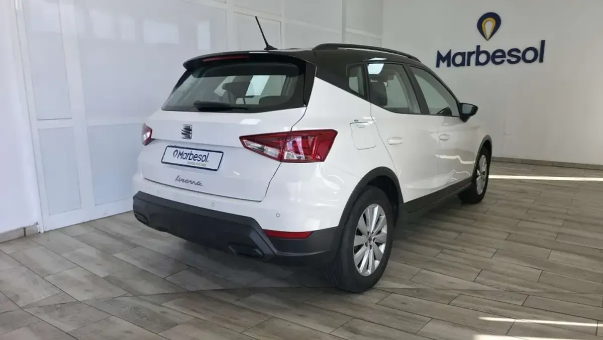 Usado Seat Arona Ecomotive 110 CV (80 kW) 2022 Blanco SUV