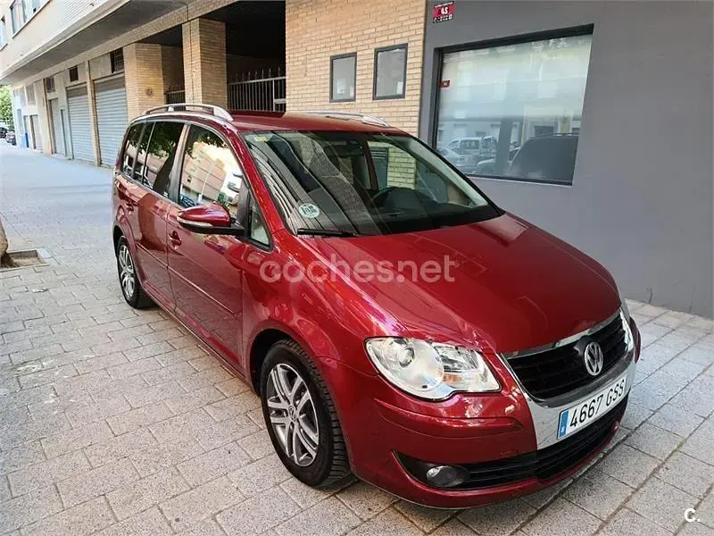 Usado VW Touran Advance 105 CV (77 kW) 2010 Rojo Monovolumen