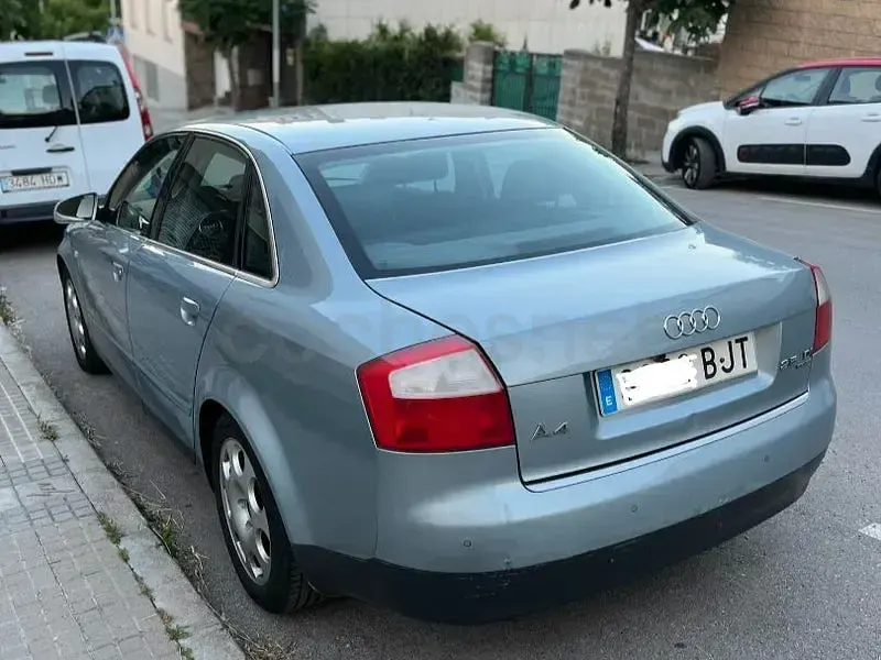 Usado Audi A4 180 CV (132 kW) 2001 Gris / plata Berlina