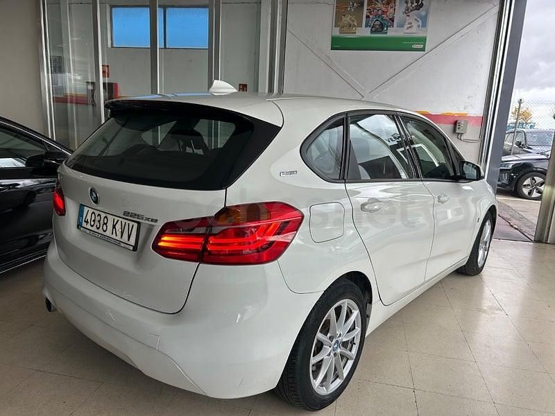 Begagnad BMW 225 Active Tourer iPerformance 224 HK (164 kW) 2019 Vit Minibuss
