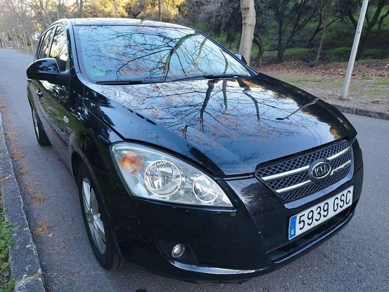 Usado Kia Ceed Active 126 CV (92 kW) 2010 Negro Utilitario