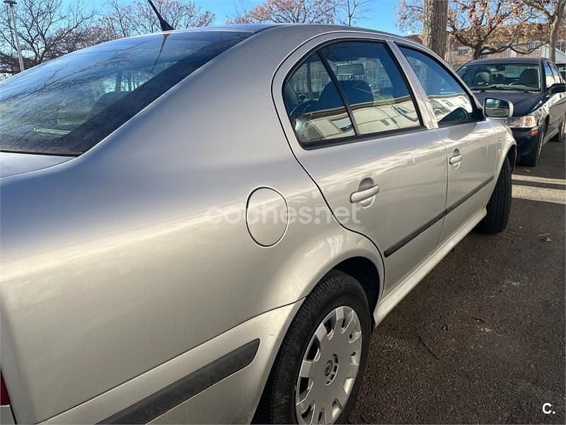Usado Skoda Octavia Ambiente 102 CV (75 kW) 2002 Gris / plata Berlina