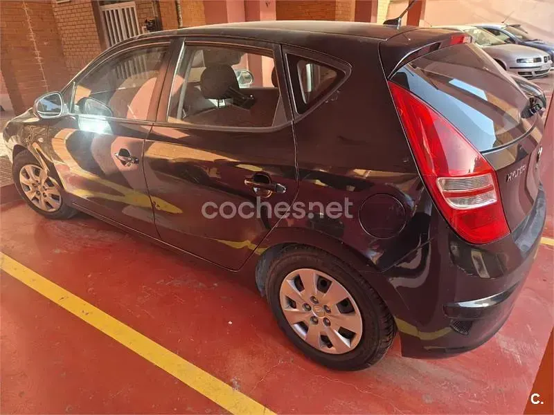 Usado Hyundai i30 Comfort 109 CV (80 kW) 2008 Negro Berlina