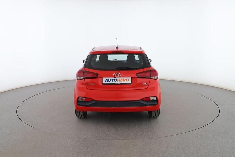 Usado Hyundai i20 75 CV (55 kW) 2018 Rojo Utilitario