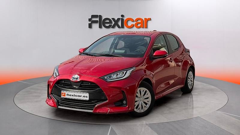 Usado Toyota Yaris Hybrid Active 116 CV (85 kW) 2023 Granate Berlina