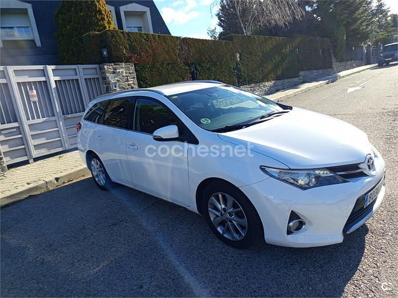 Usado Toyota Auris Live 124 CV (91 kW) 2013 Blanco Familiar