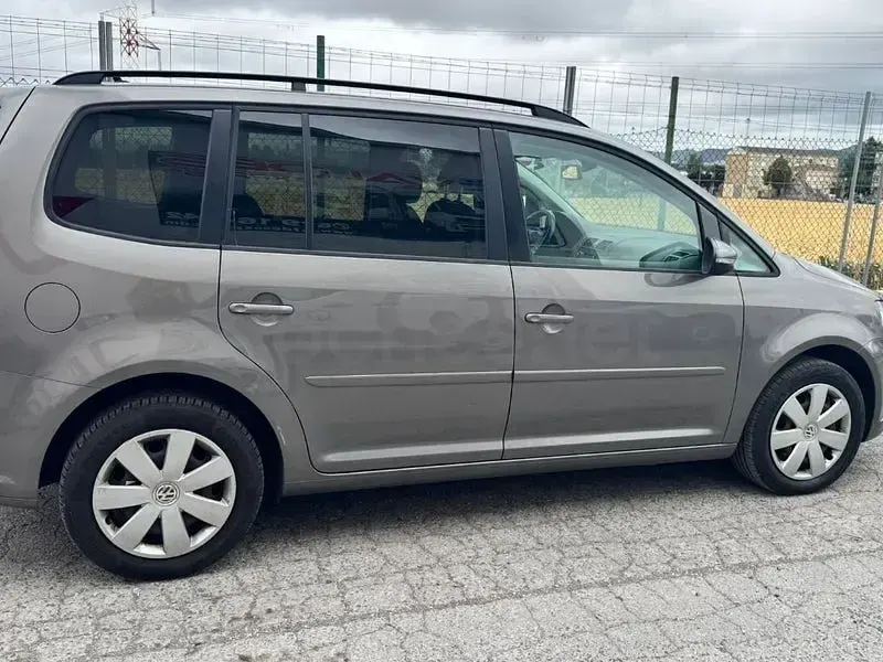 Usado VW Touran Edition 105 CV (77 kW) 2011 Beige Monovolumen