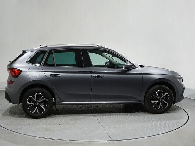 Usado Skoda Kamiq Selection 115 CV (84 kW) 2025 Gris / plata SUV