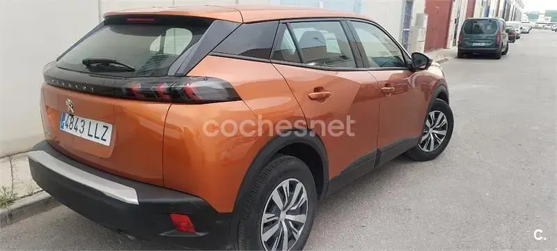 Usado Peugeot 2008 Allure 100 CV (73 kW) 2020 Naranja SUV