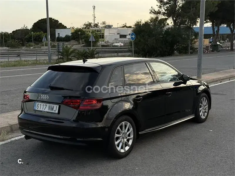 Usado Audi A3 Attraction 110 CV (80 kW) 2014 Negro Berlina