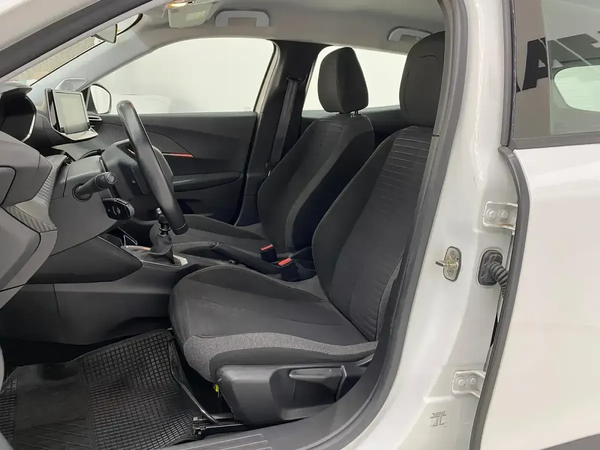 Usado Peugeot 2008 Active 100 CV (73 kW) 2020 Blanco SUV