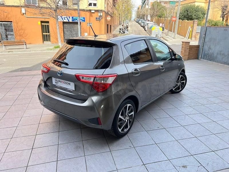 Usado Toyota Yaris Hybrid 100 CV (73 kW) 2019 Gris / plata Berlina