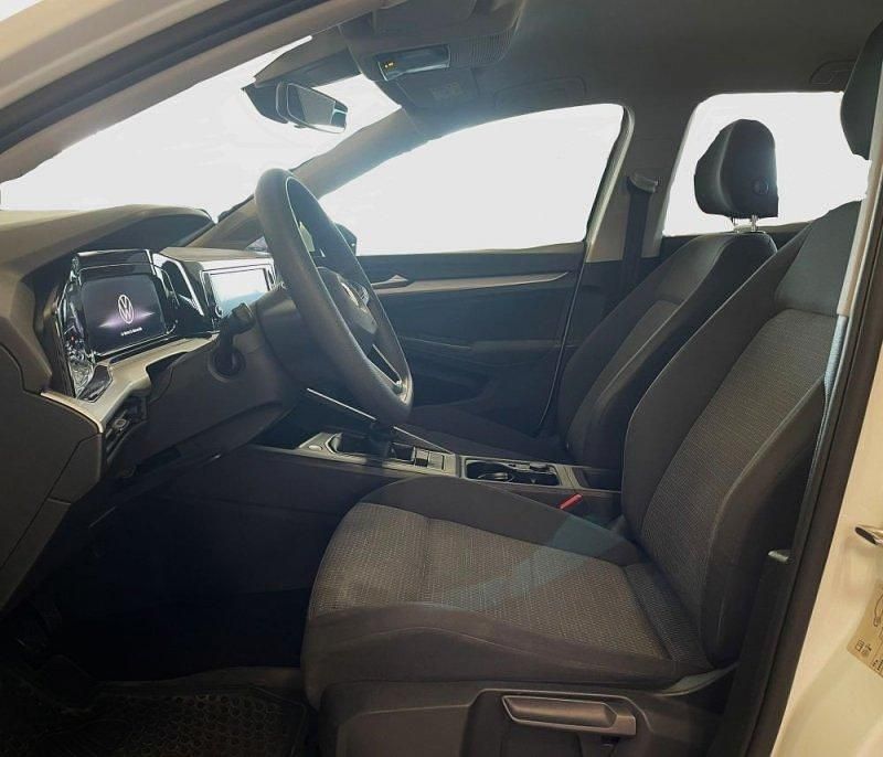 Usado VW Golf VIII Trendline 110 CV (80 kW) 2022 Blanco puro Utilitario