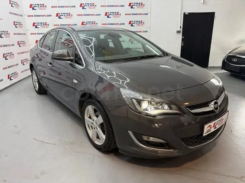Usado Opel Astra Selective 140 CV (102 kW) 2012 Gris / plata Berlina