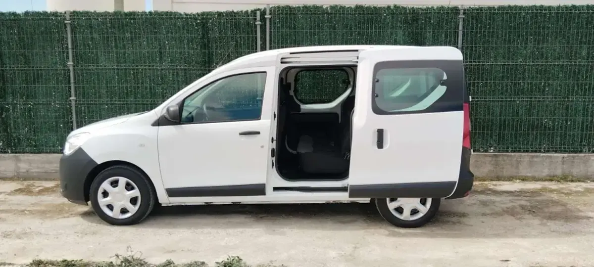 Usado Dacia Dokker Essentiel 109 CV (80 kW) 2021 Blanco Monovolumen