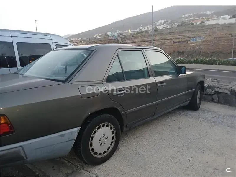 Usado Mercedes 260 166 CV (122 kW) 1987 Gris / plata Berlina
