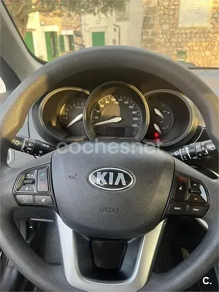 Usado Kia Rio 84 CV (61 kW) 2016 Negro Utilitario