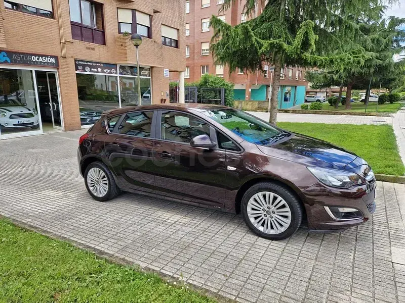 Usado Opel Astra Selective 115 CV (84 kW) 2013 Marrón Berlina